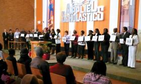 En las graduaciones de Spanish Lake regularmente se ven a los mejores educadores de docenas de naciones recibiendo diplomas y certificados como especialistas en la tecnología de estudio. 