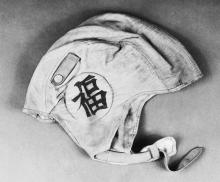 L. Ron Hubbards Fliegerhelm mit dem japanischen Schriftzeichen für „Viel Glück“.